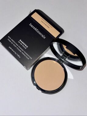 Bare Minerals BAREPRO® 24HR SKIN-PERFECTING POWDER FOUNDATION in Fair 15 Neutral